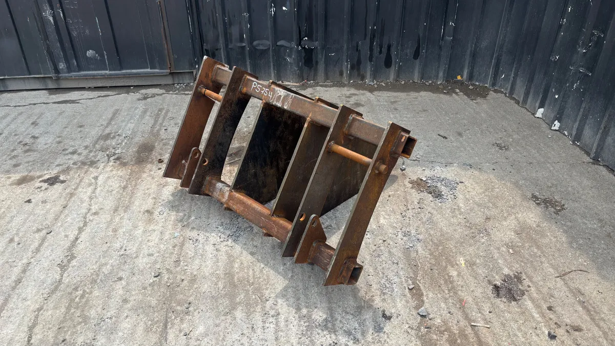 Euro Bracket Adapter to suit 13 Ton Excavator - Image 1