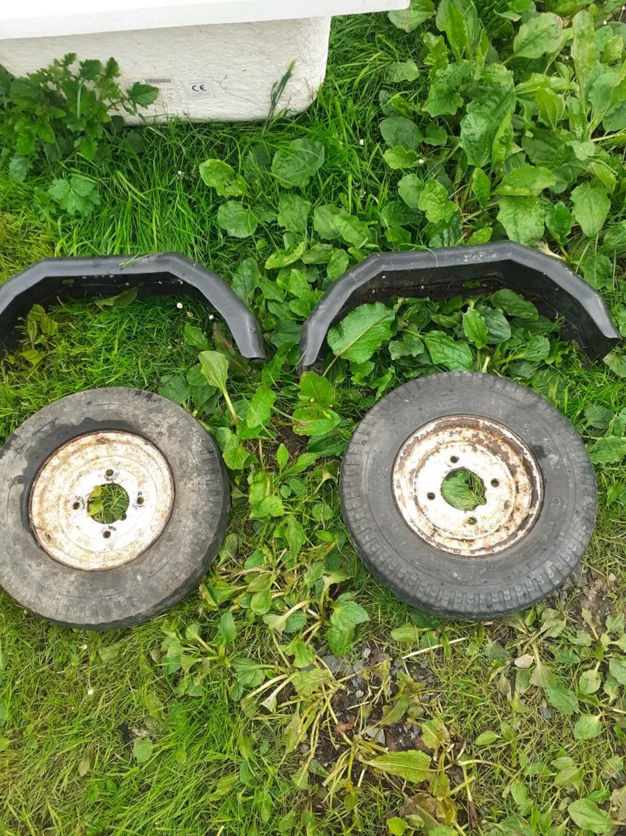 Trailer wheels and mudguards