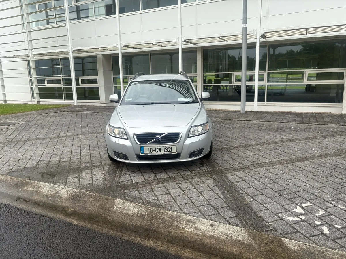 2010 Volvo v50 1.6 diesel nct 11/25 tax 08/25 - Image 2