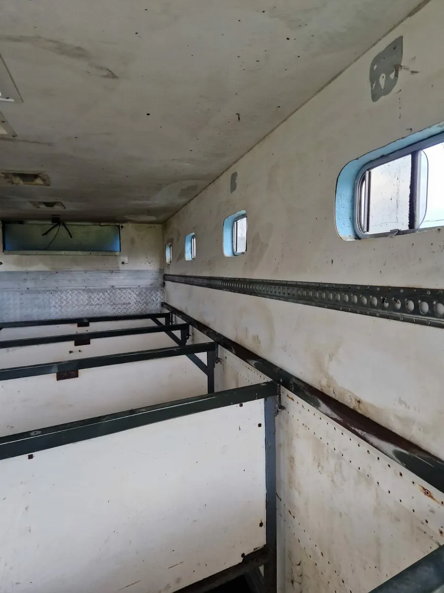 Horse Lorry - Image 1