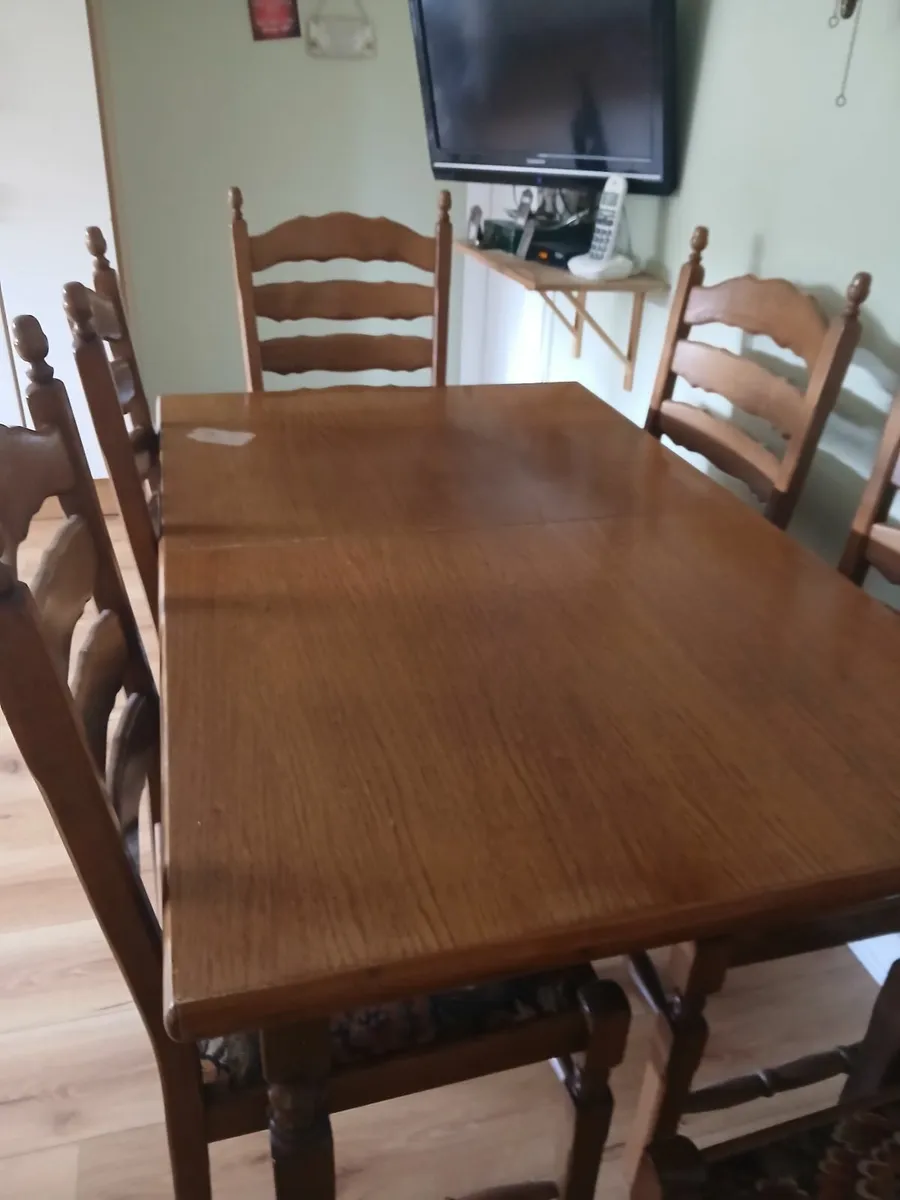 Table and 6 chairs - Image 1