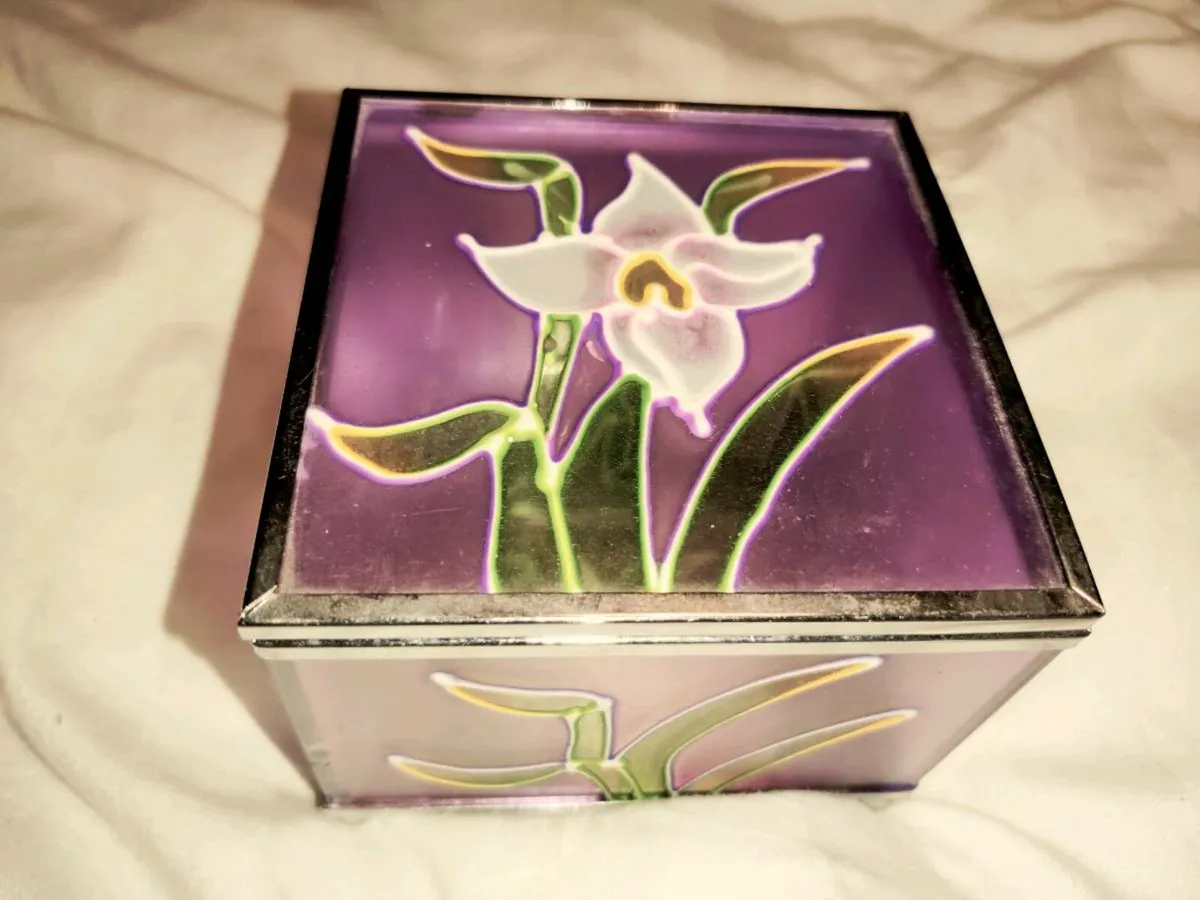 SMALL STAINED GLASS, Hand Created Trinket Box ! - Image 1