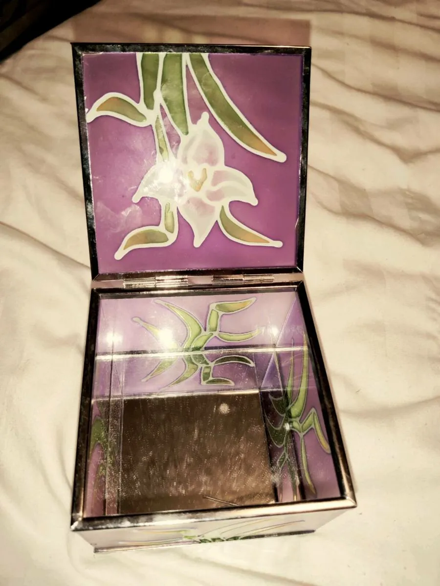 SMALL STAINED GLASS, Hand Created Trinket Box ! - Image 4