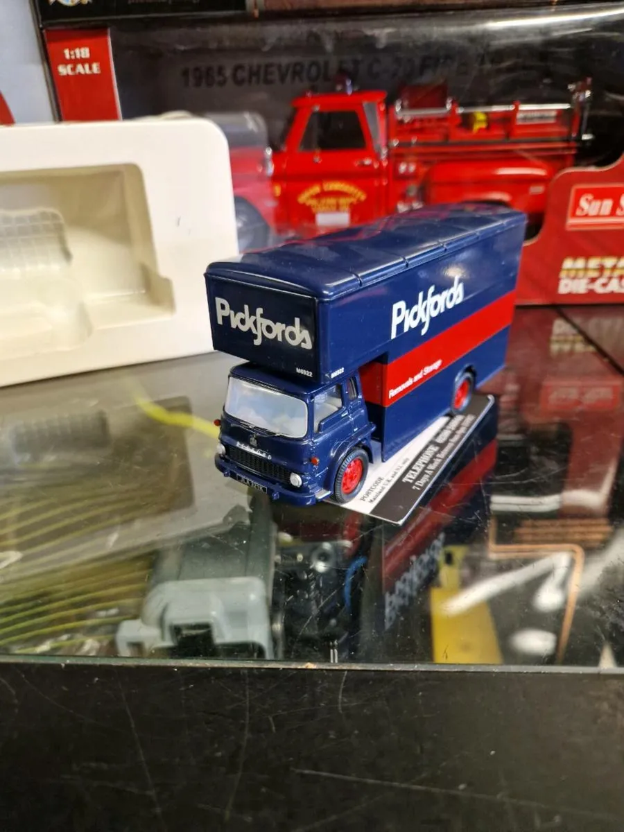 Corgi Pickfords Truck - Image 2