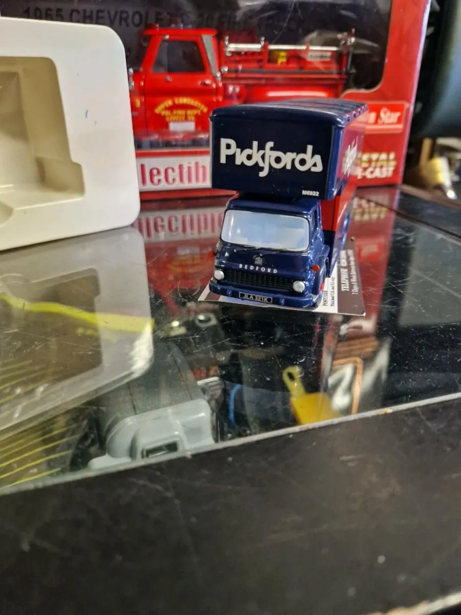 Corgi Pickfords Truck - Image 3