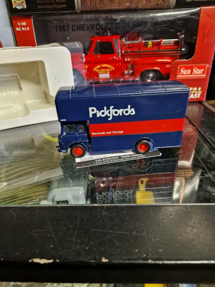 Corgi Pickfords Truck - Image 4