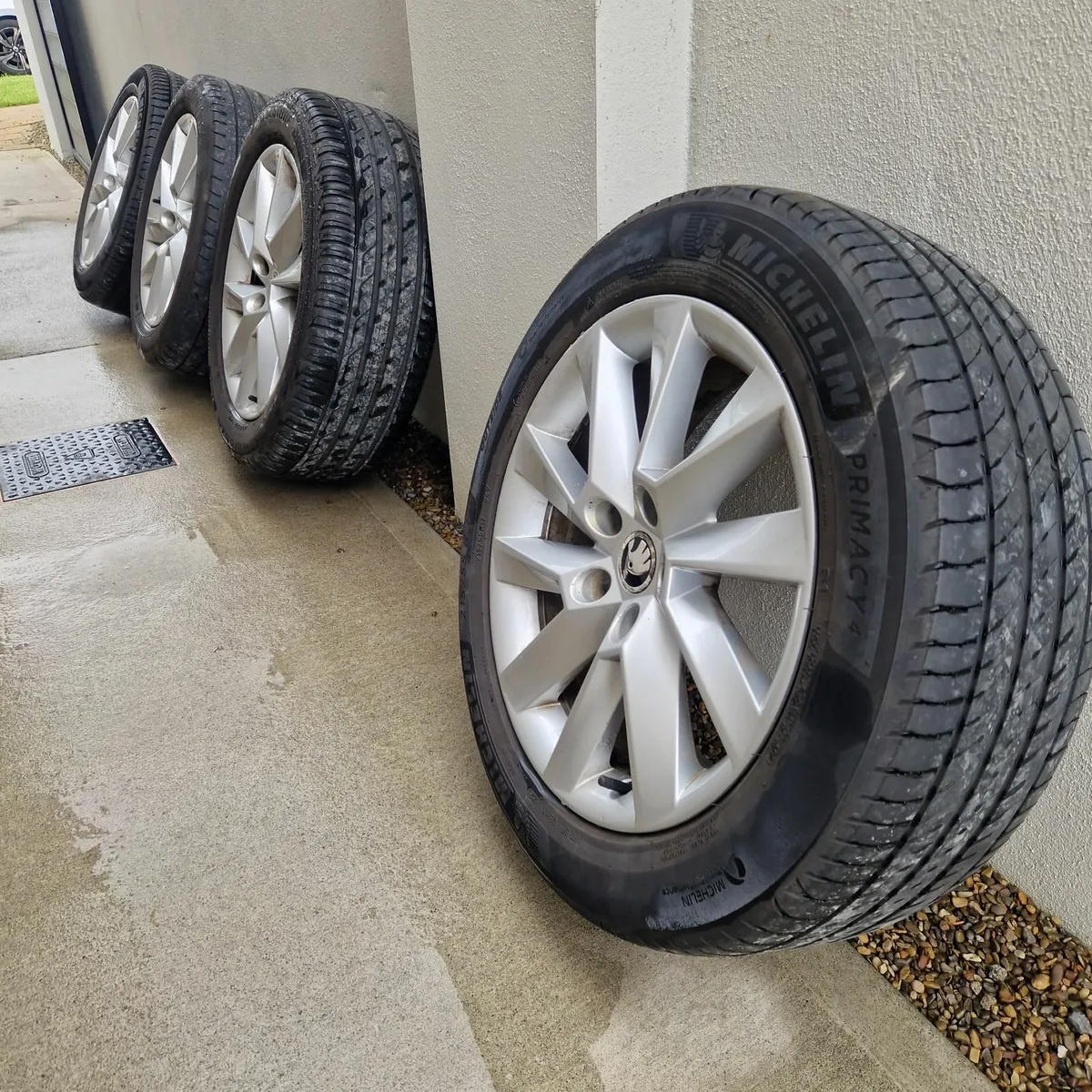 4 Tyres and 4 Wheels Skoda Superb 215 55 R17 - Image 1