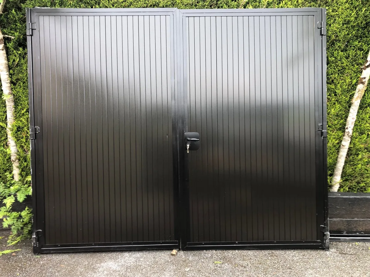 Garage doors - Image 1