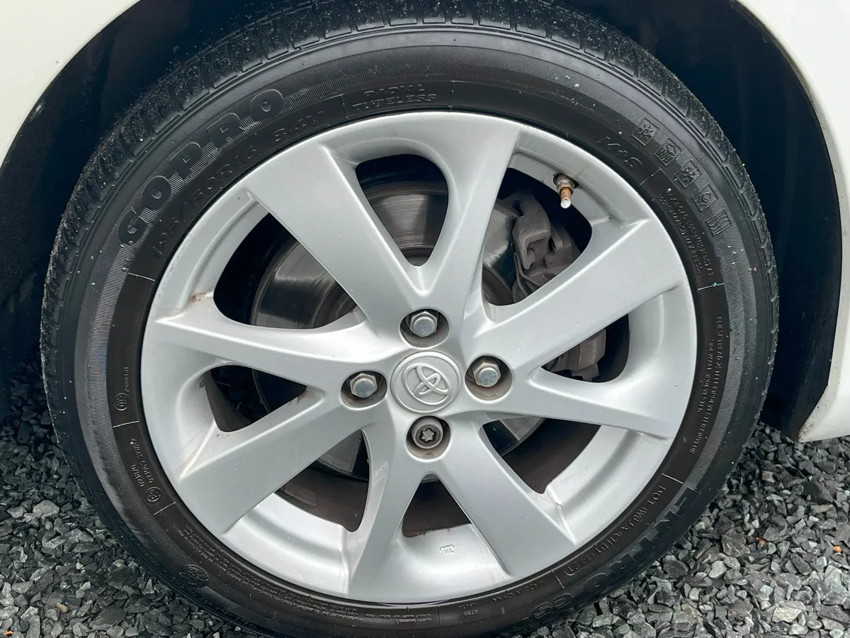 2016 Toyota Yaris 1.5 Hybrid - Image 4