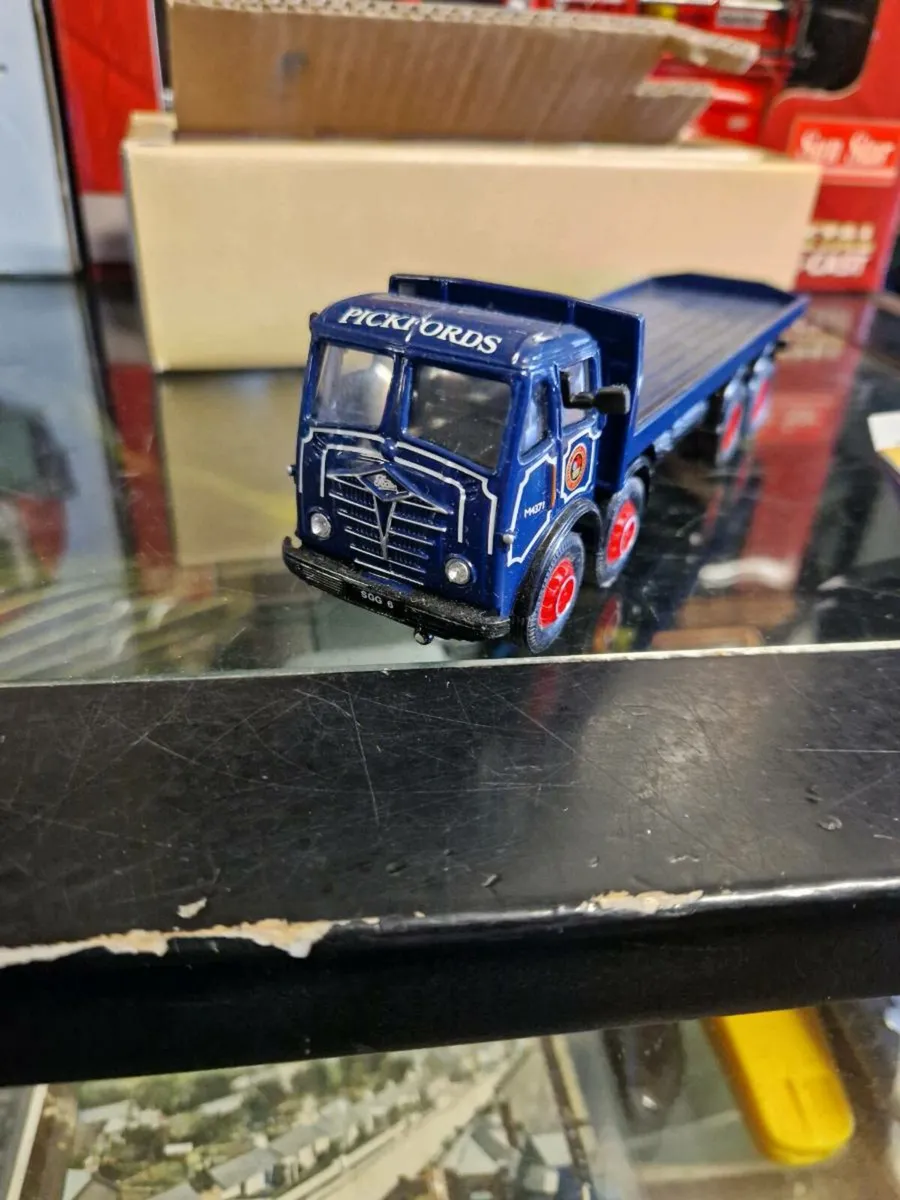 Corgi Pickfords Truck - Image 4