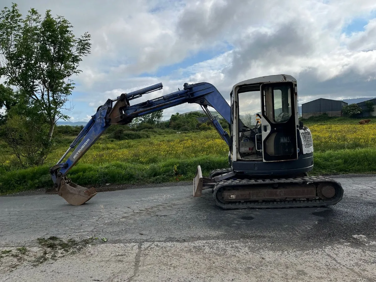 Mitsubishi 5 tonne mini digger - Image 1