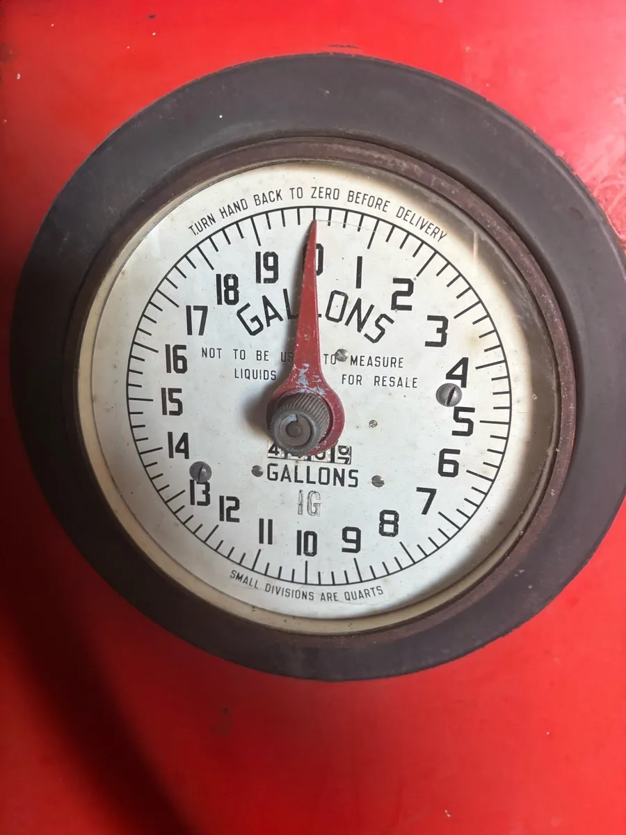 Vintage petrol pump - Image 1