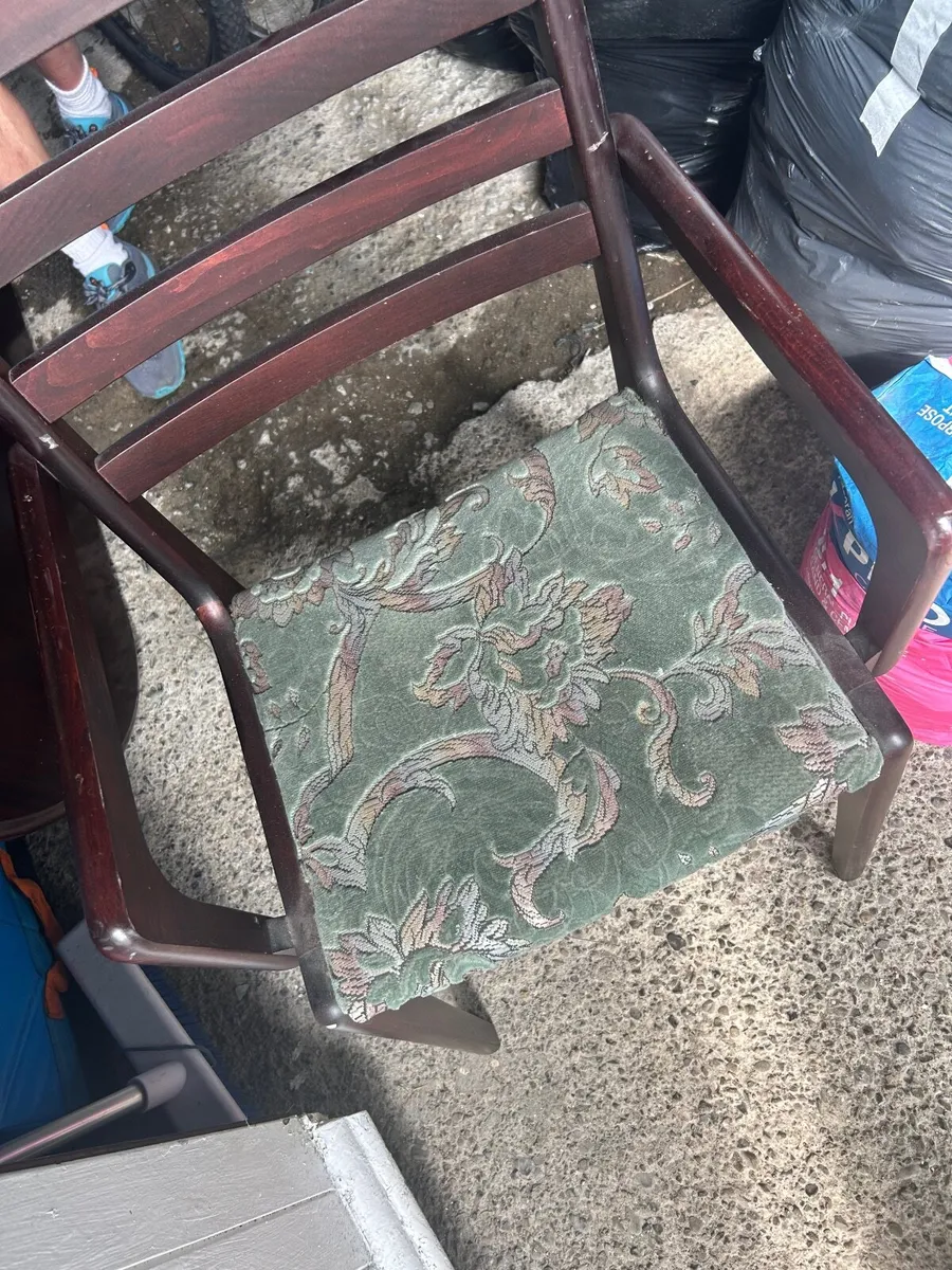 Table and chairs - Image 3