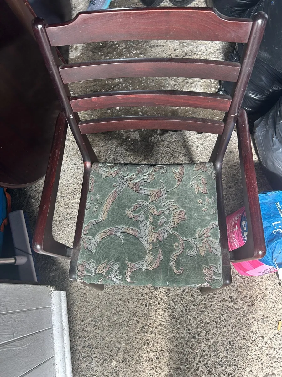 Table and chairs - Image 4
