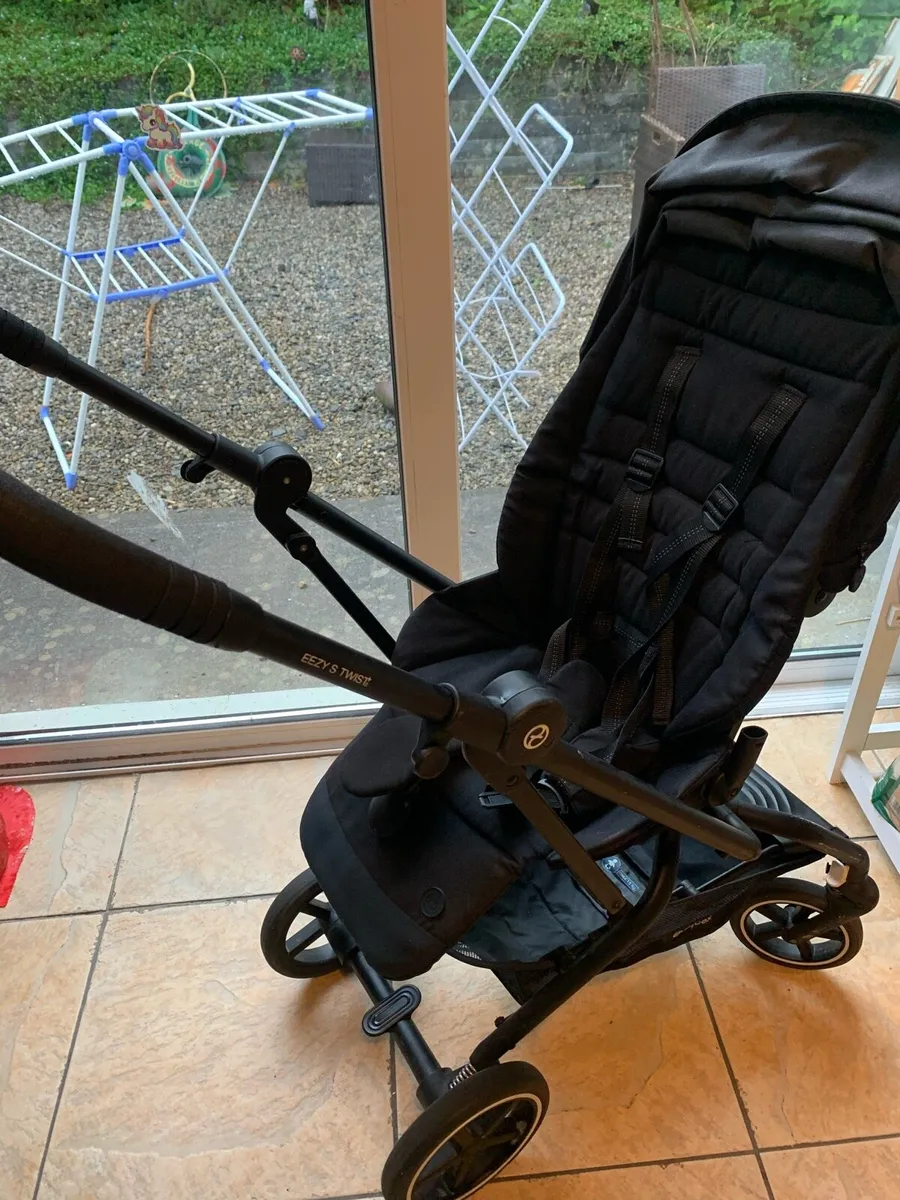 Cyber breezy push chair (Airline approved) - Image 2