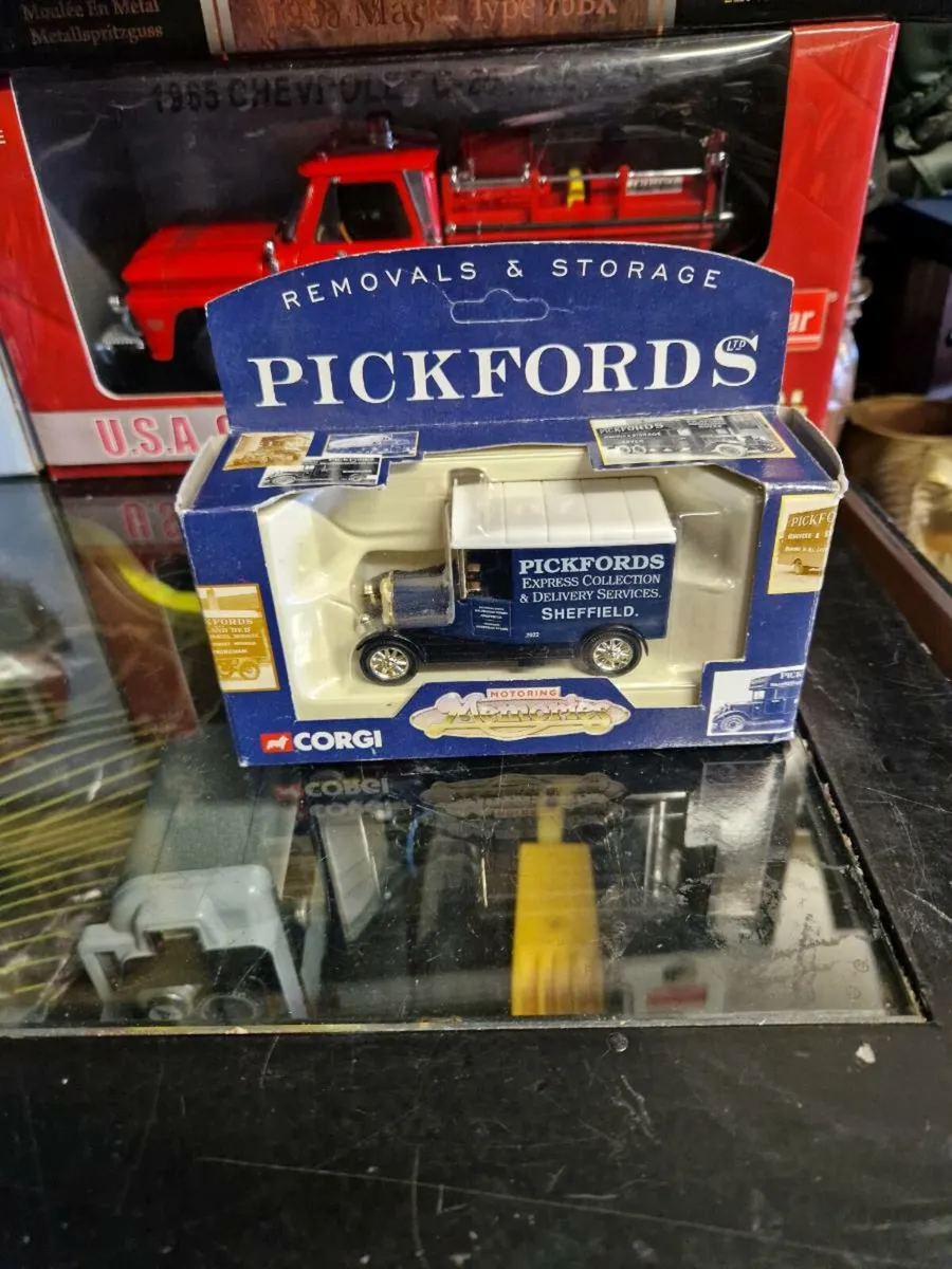Corgi Pickfords Truck