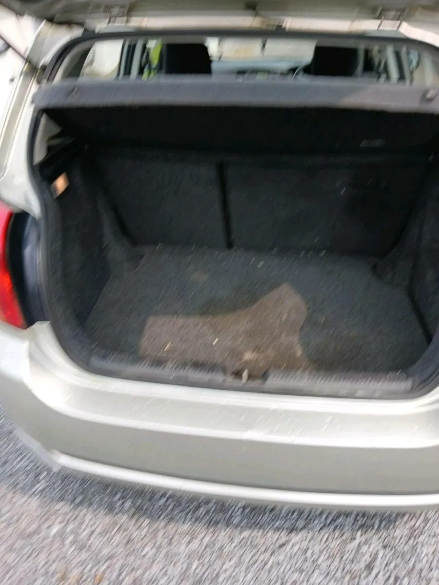 Toyota corolla  hatchback 05 - Image 3