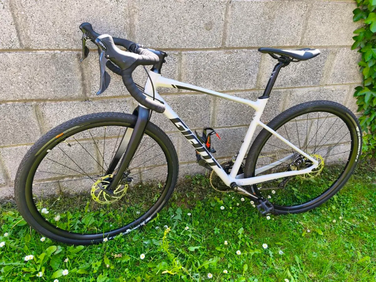 Giant Revolt gravel as new - Image 1