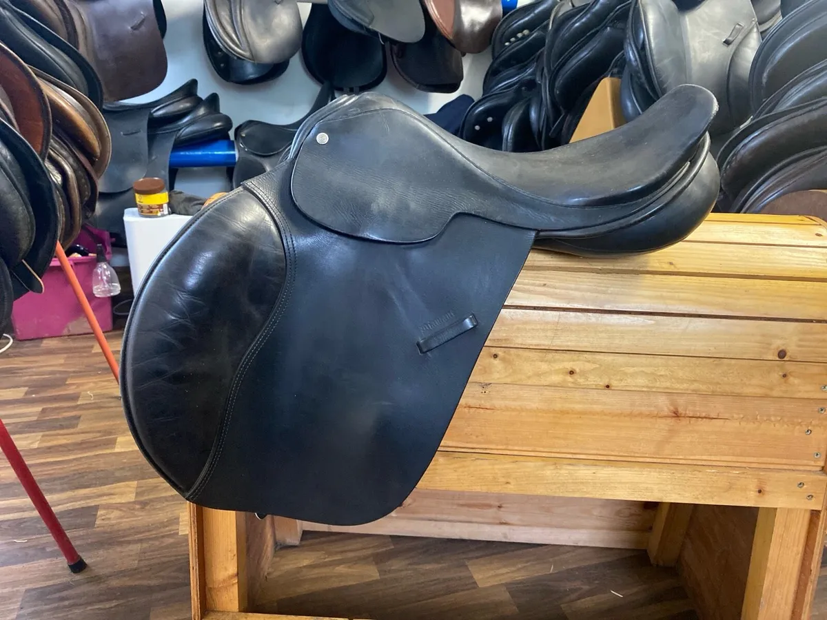 Euroriding jumping saddle narrow 17.5 - Image 1