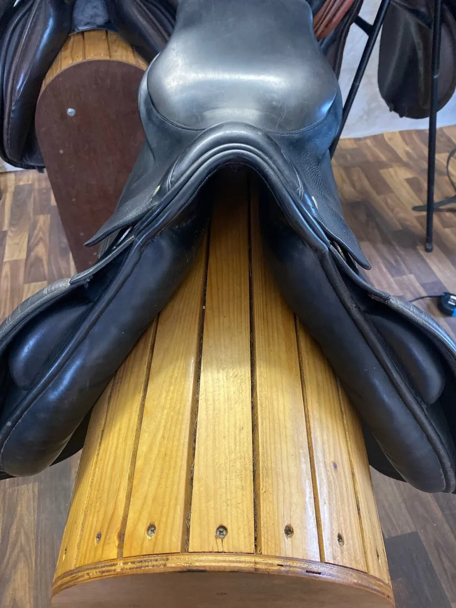 Euroriding jumping saddle narrow 17.5 - Image 3