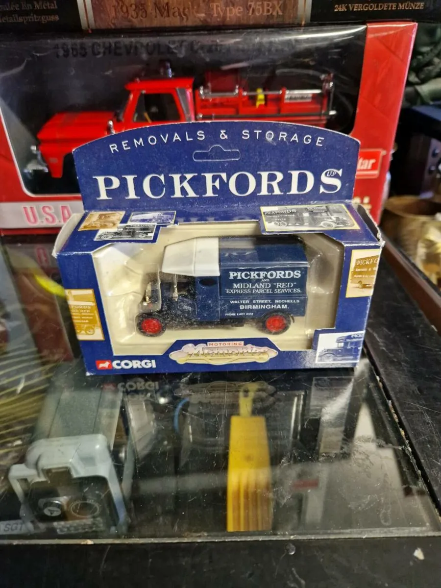 Corgi Pickfords Truck