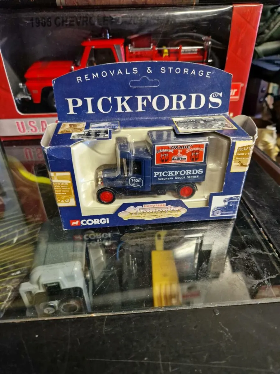 Corgi Pickfords Truck