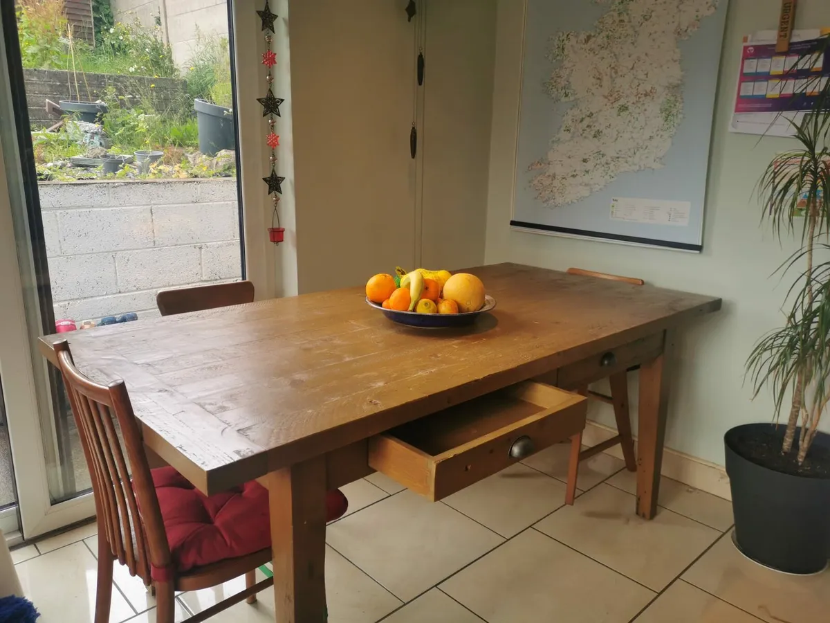 Kitchen table - Image 1