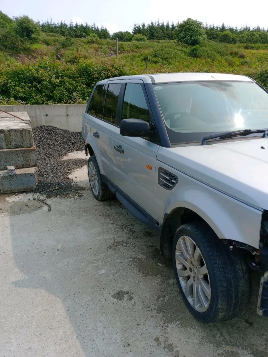Land Rover - Image 1