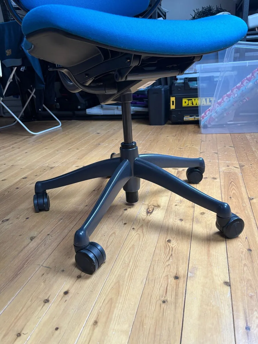 Humanscale Freedom Task Chair with Headrest - Image 3