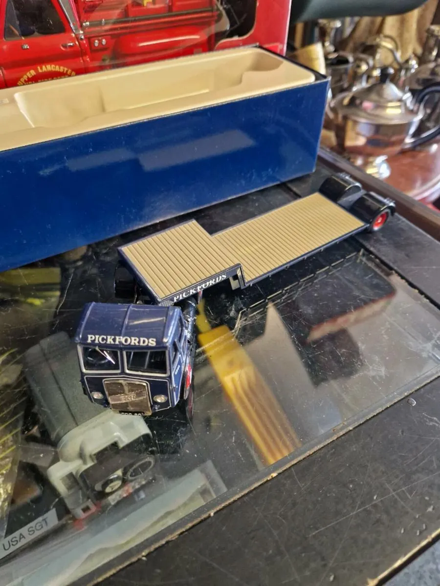 Corgi Pickfords Truck - Image 4