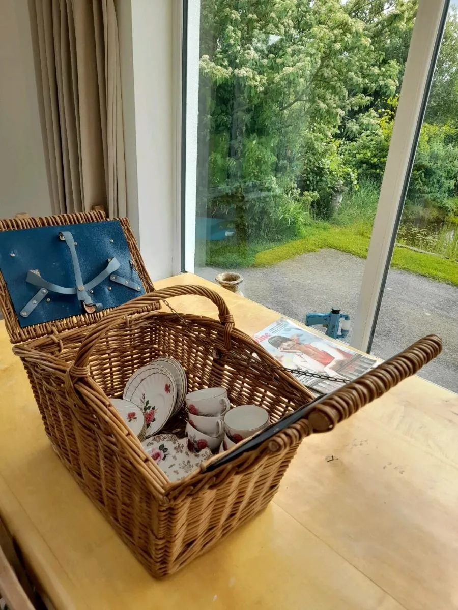Picnic basket - Image 1