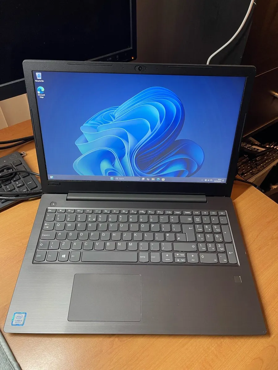Lenovo laptop Windows 11 - Image 1