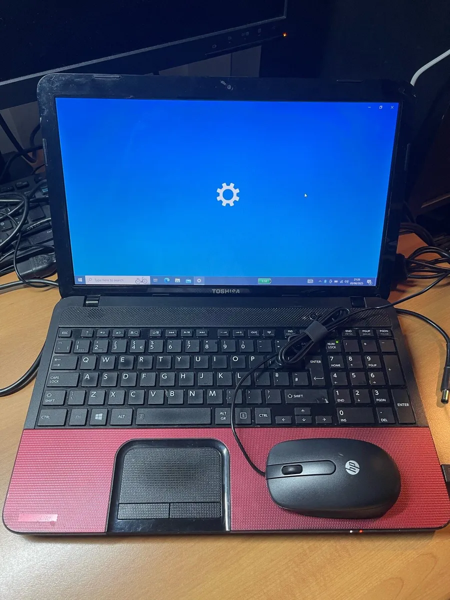 Toshiba laptop - Image 1