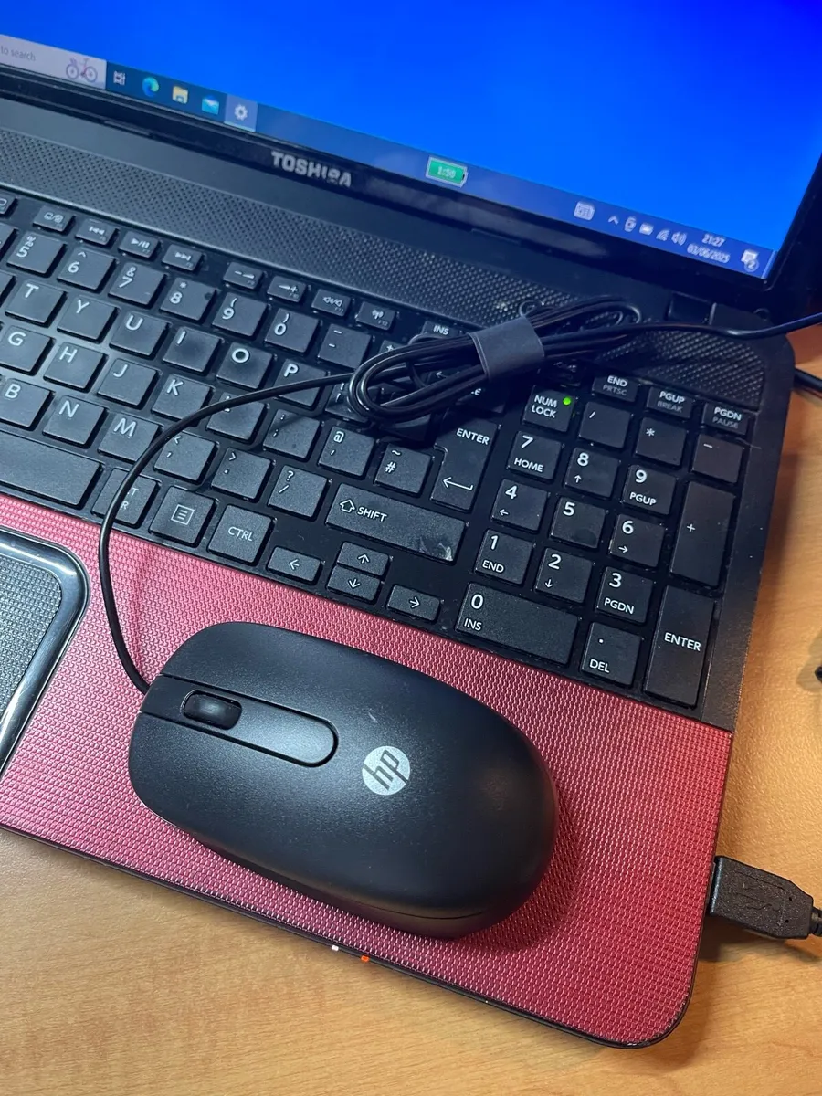 Toshiba laptop - Image 2