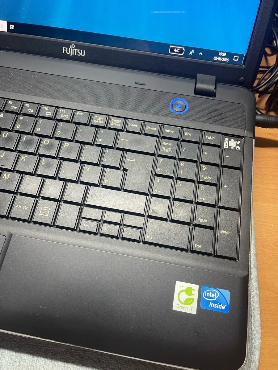 Fujitsu laptop - Image 2