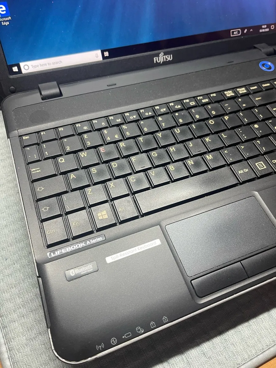 Fujitsu laptop - Image 3