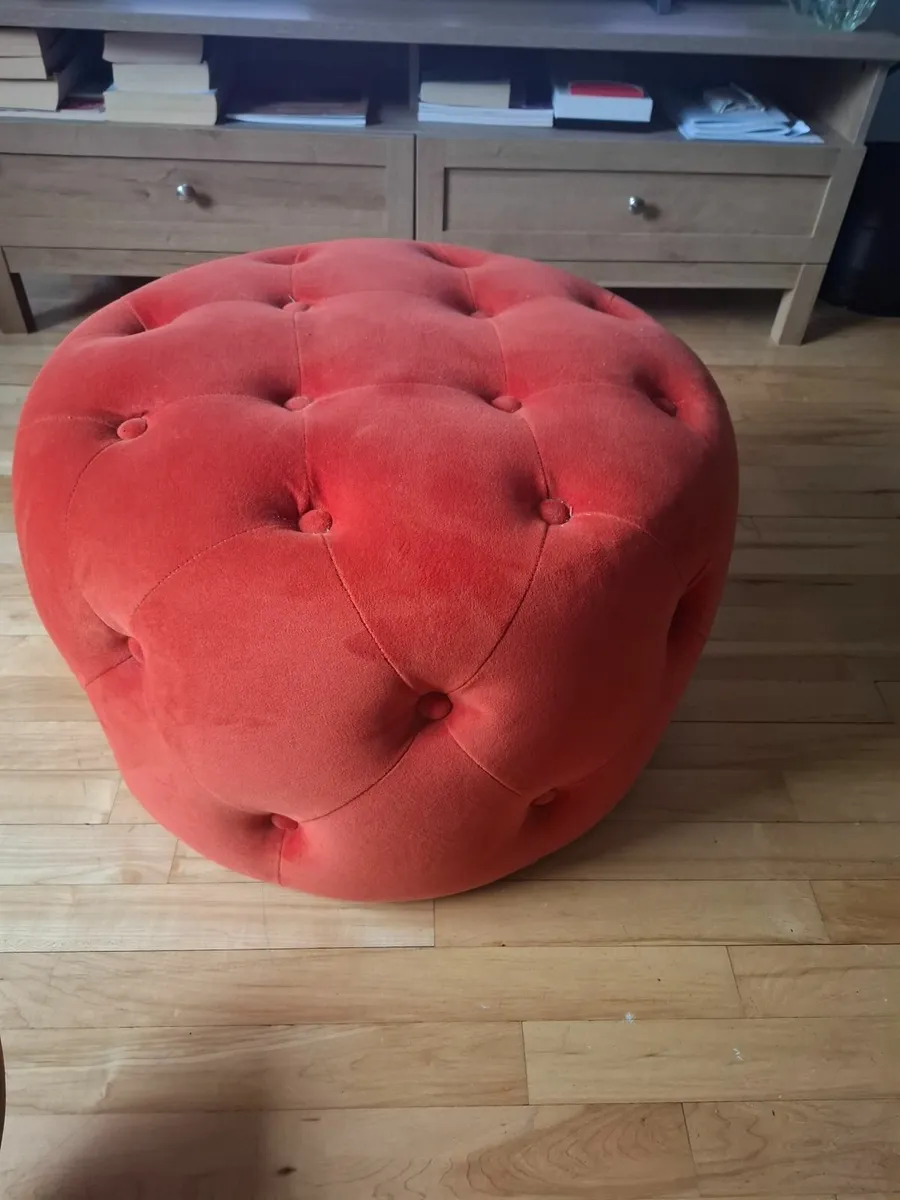 Orange velvet  pouffe and large brass tray - Image 4