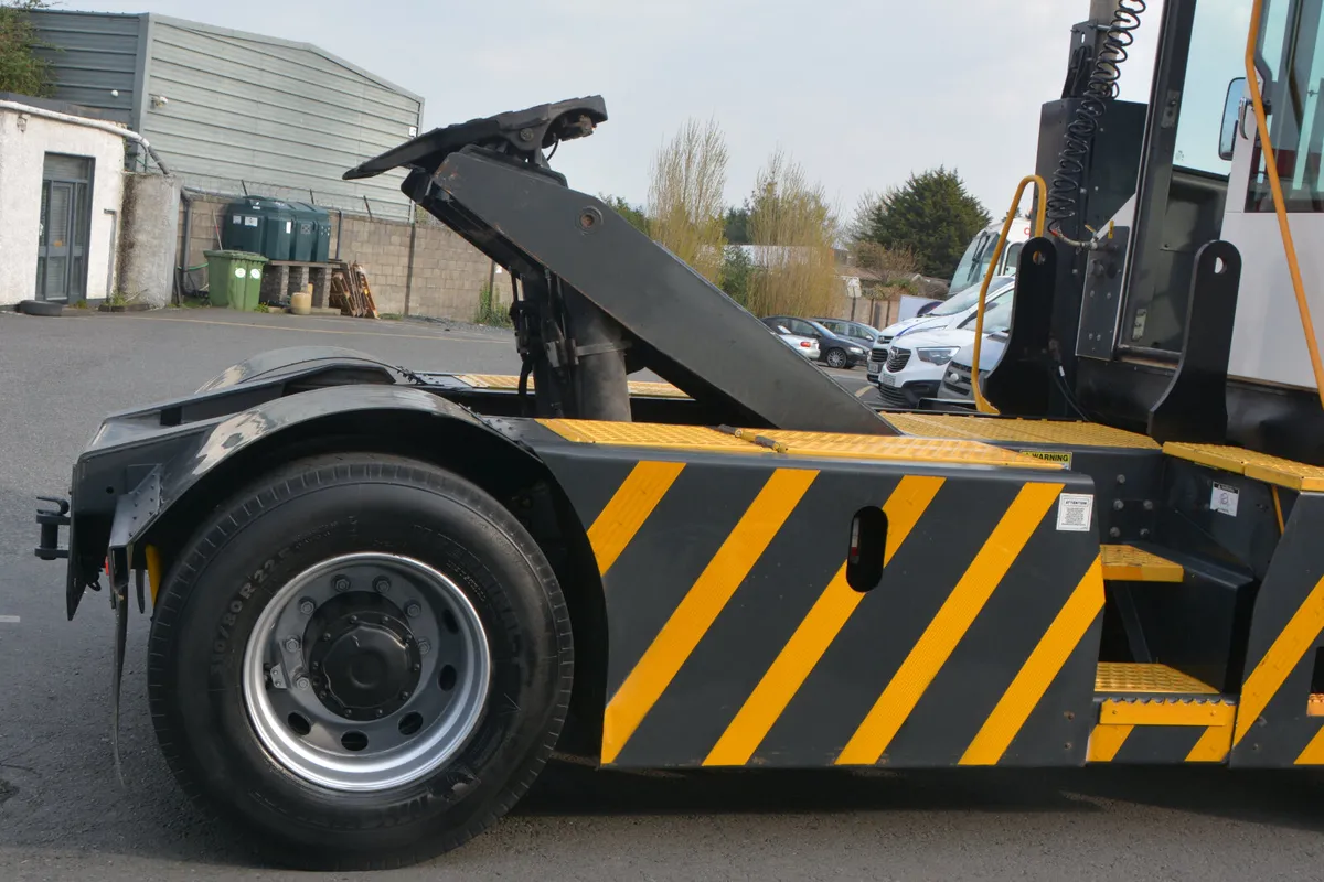 Kalmar T2 Yards Shunter - The Trailer moving TUG - Image 4