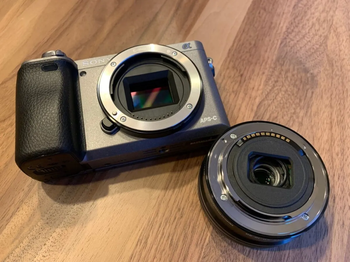 Sony Alpha 6000 Kit 16-50mm + 3 Batteries 128GB SD - Image 2