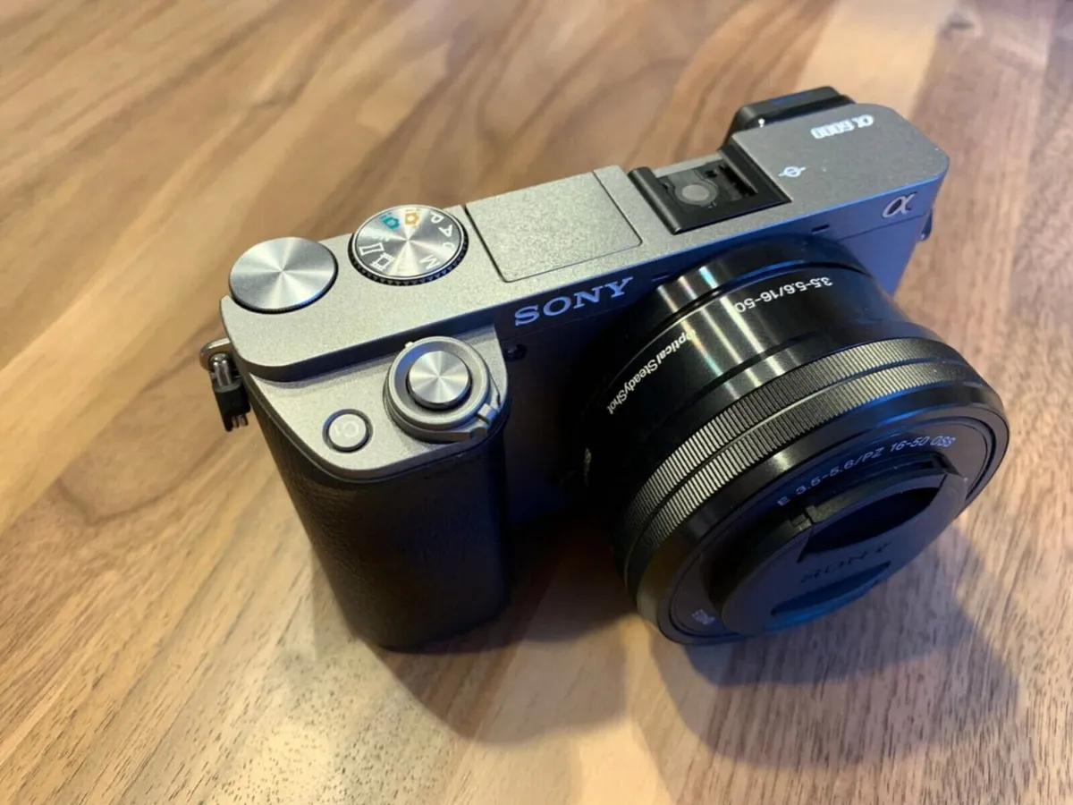 Sony Alpha 6000 Kit 16-50mm + 3 Batteries 128GB SD - Image 3