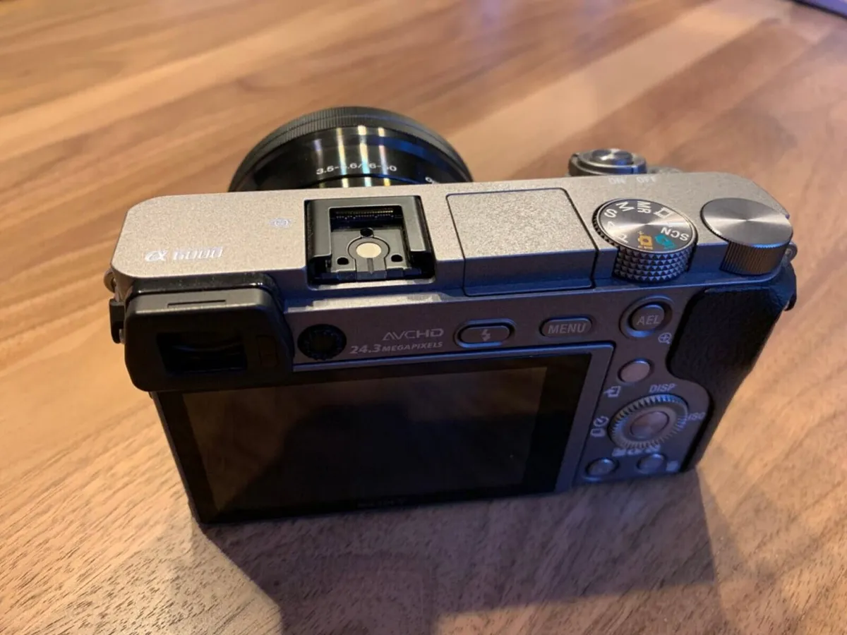 Sony Alpha 6000 Kit 16-50mm + 3 Batteries 128GB SD - Image 4