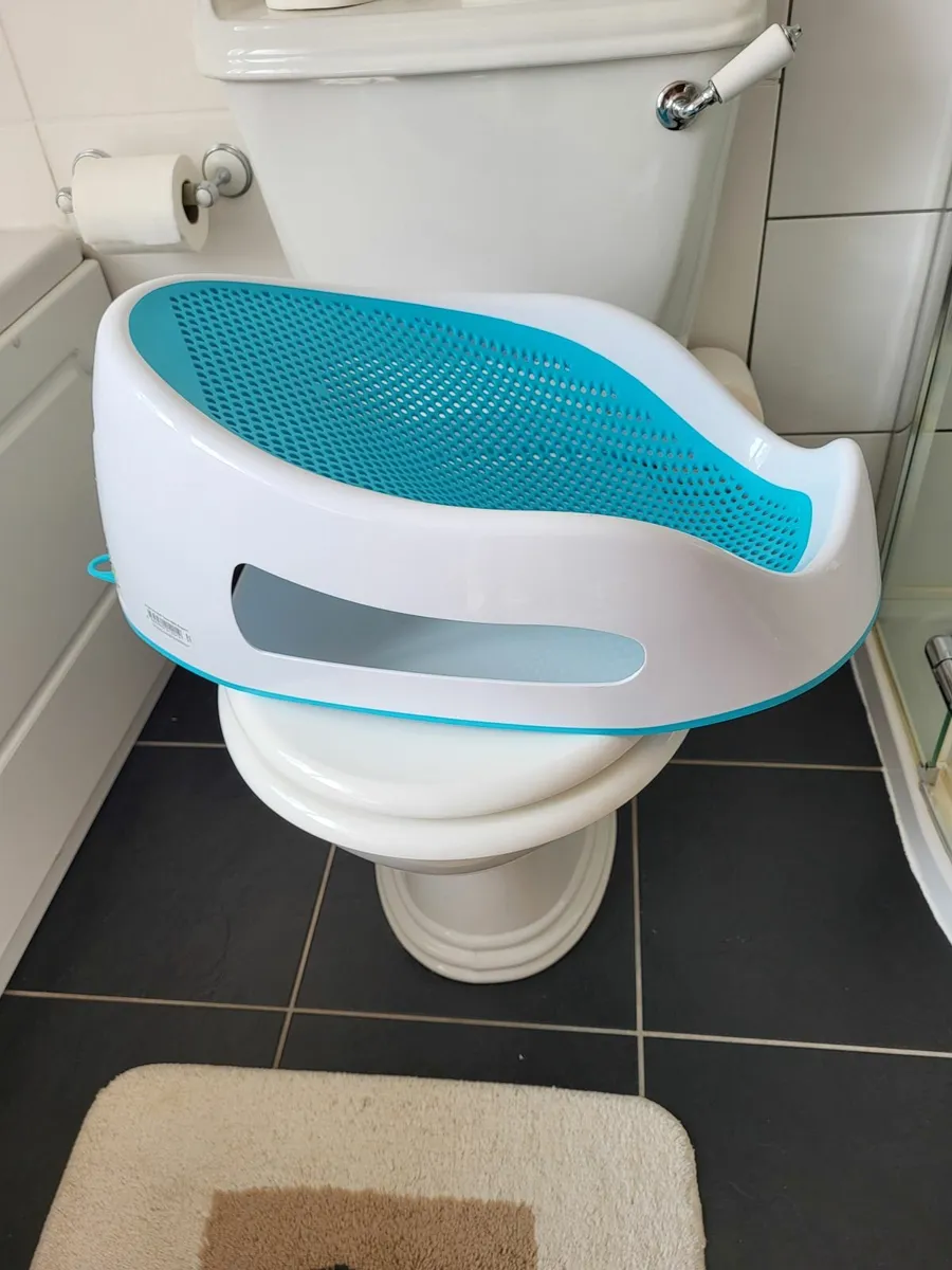 Baby bath  stand - two items - Image 1