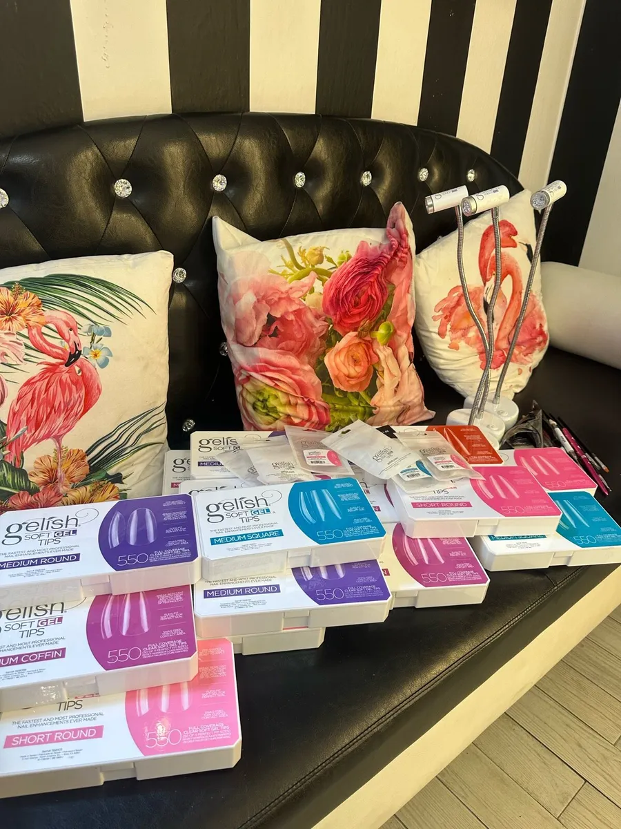 Gelish Tips & 3 lamps - Image 1