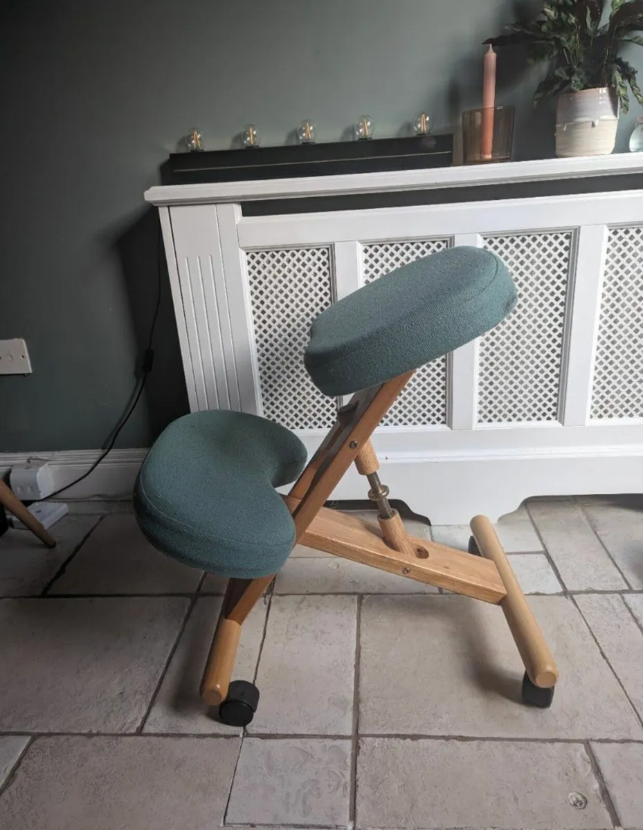 Solid wood kneeling chair - Image 1