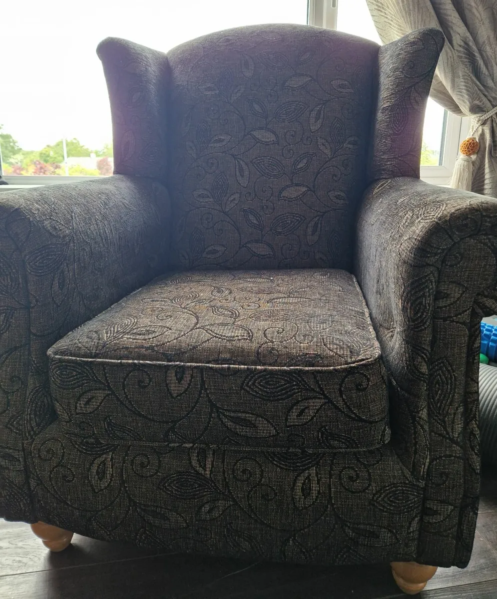Suite of furniture - Image 1