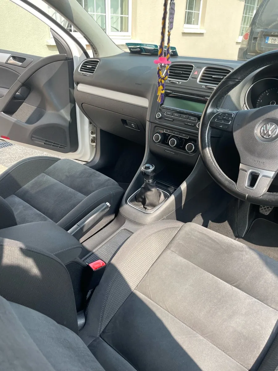2011 Volkswagen Golf - Image 2