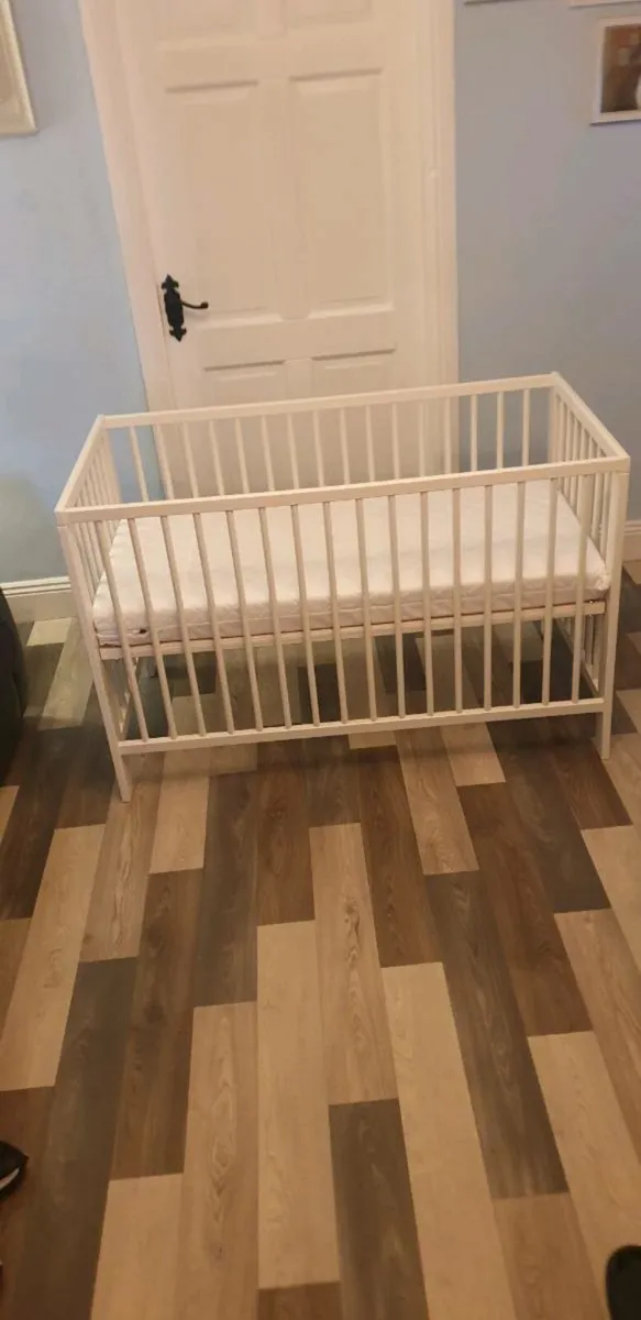 Baby cot and baby  beanbag - Image 1