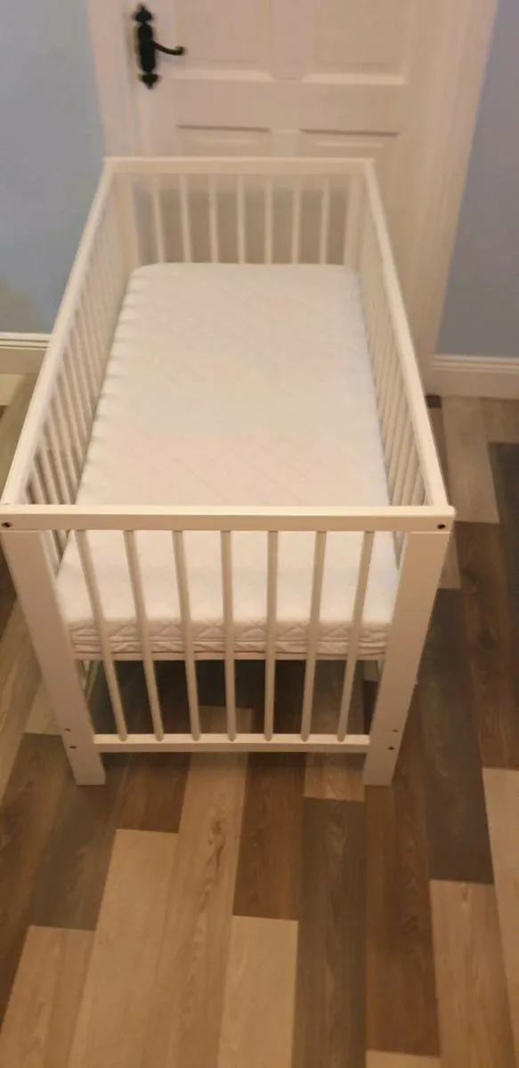 Baby cot and baby  beanbag - Image 2