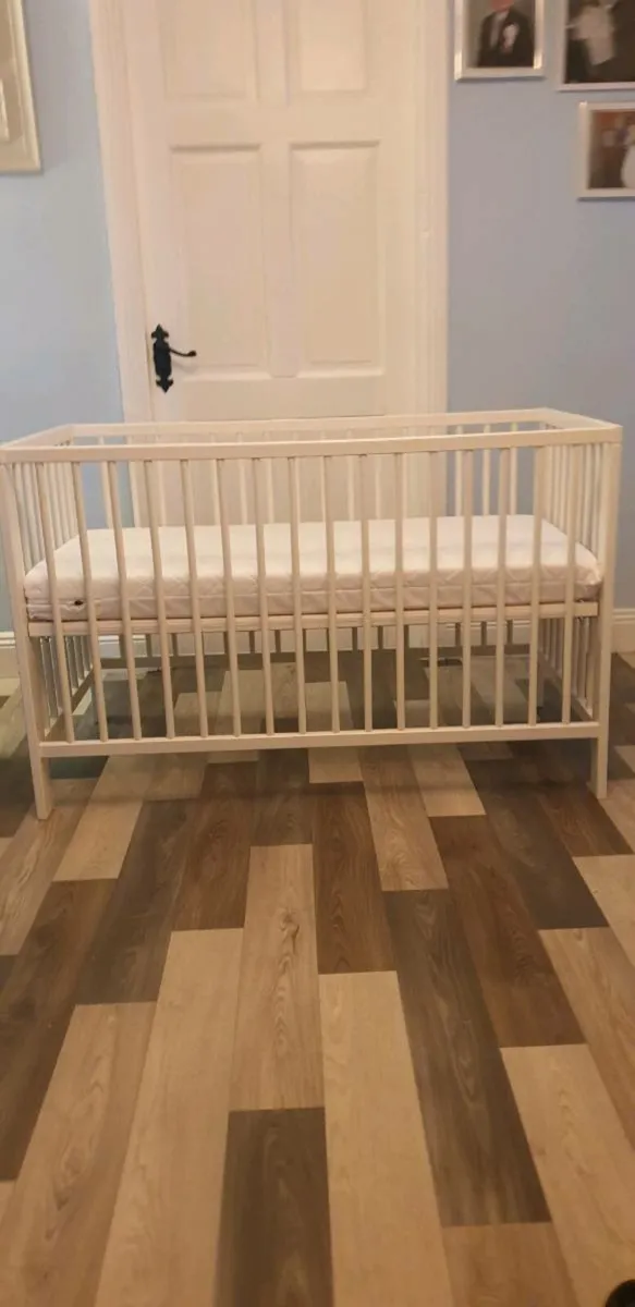 Baby cot and baby  beanbag - Image 3