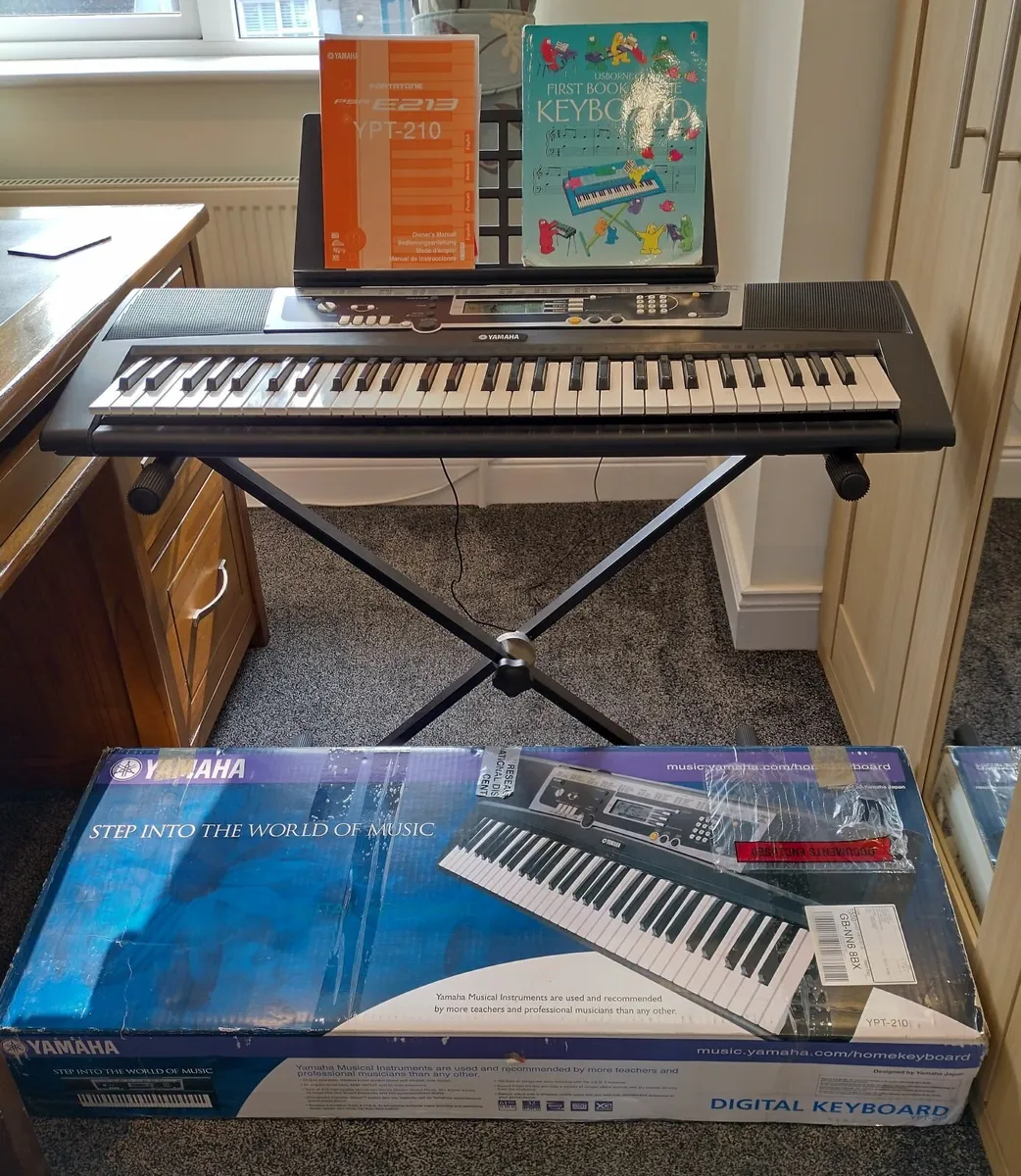 Yamaha keyboard & stand - Image 1
